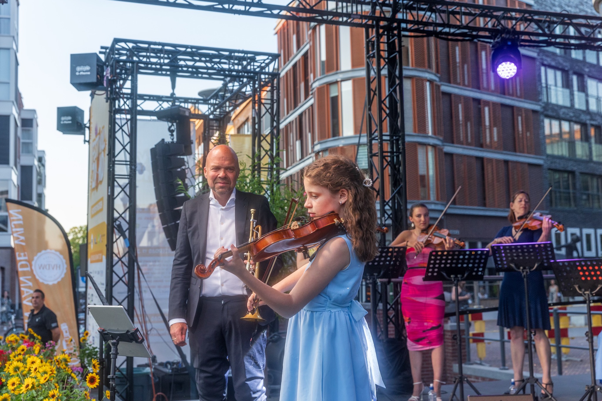 André Heuvelman met een kind bij Festival ZAND
